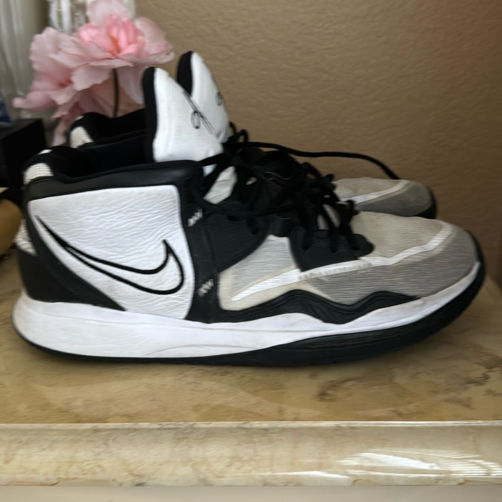 Kyrie infinity Tb White black SIZE 12 USED